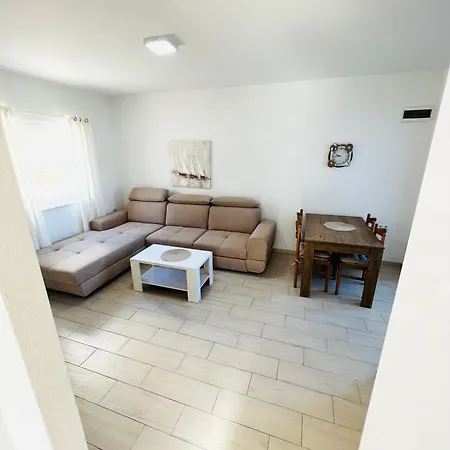 Marina Ciovo * Τρογκίρ