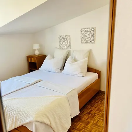 Marina Ciovo * Τρογκίρ